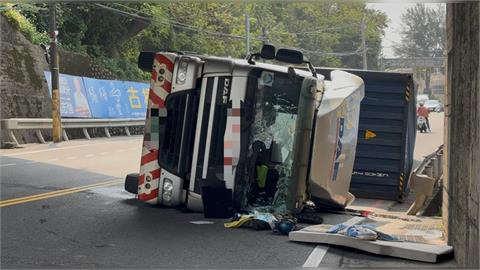 快新聞／「限高4M」沒在看！桃園貨櫃車撞涵洞翻覆　驚悚畫面曝光