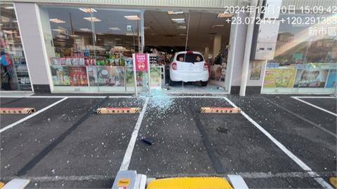 疑停車不慎撞美妝用品店　民眾笑稱：這店也有得來速嗎？