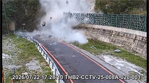中橫便道落石崩落！　巴士、９輛轎車一度卡住無法通行