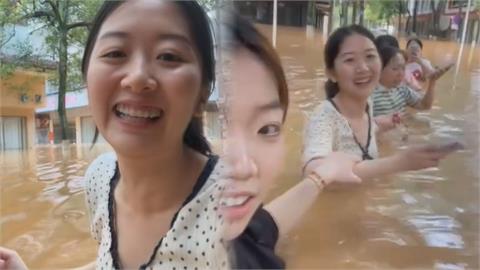 洪水淹到胸口處了！5中國女不忘自拍發抖音　網傻眼：這能笑得出來