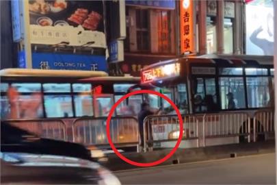 快新聞／我還沒上車！北市萬華1怪男「肉身阻擋公車」　交通陷短暫混亂