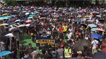 香港屯門大媽貼身阿伯火辣熱舞！民眾上街抗議