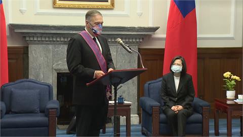 蔡總統接見龐培歐　頒授「特種大綬景星勳章」
