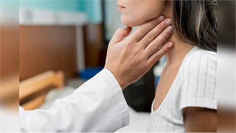 吃東西「常嗆到」以為是胃食道逆流！檢查發現已罹「肺癌第3期＋轉移淋巴」…