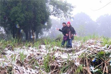 烏來飄雪了！泡湯客直呼「好幸運」