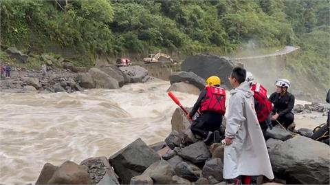 南投大雨！10名製茶師困山區　消防員發射拋繩槍運物資