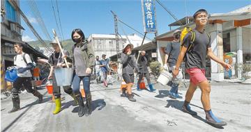 光復「這校」需要鏟子超人幫忙　受災戶在門口貼「我需要志工協助」