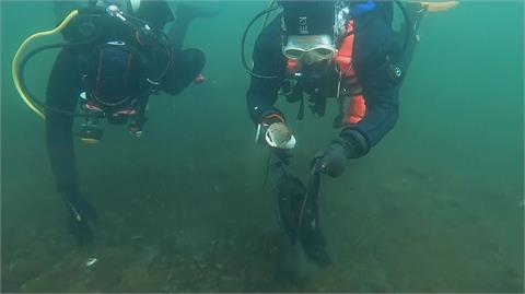 結合潛水興趣 丹麥生物學家擔任海底清道夫
