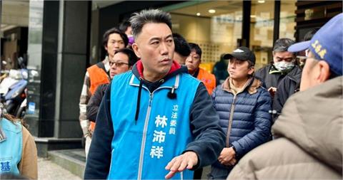 「超狂議員」衝藍委旁收罷免連署　2人同框「大場面」網嗨：基隆真田幸村