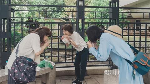 大啖台灣美食！日本媽初次嚐肉餅竟「彎腰吃」　原因曝逗笑網：太可愛了