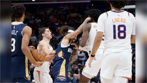 NBA(影)／身高差33公分還是照打不誤！太陽中鋒和鵜鶘後衛上演全武行雙雙遭驅離