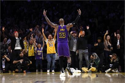 NBA(影)／40歲詹皇3分球連飆!　42分17籃板8助攻準大三元湖人擊敗勇士