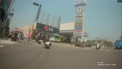 車呢？婦人戴安全帽站機車停等區　網友笑稱：學會待轉