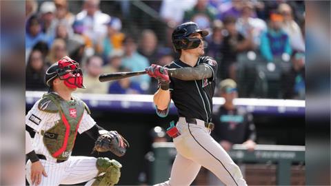 MLB(影)／「卡仔」單場雙響砲！率響尾蛇客場打敗落磯！寫下罕見紀錄