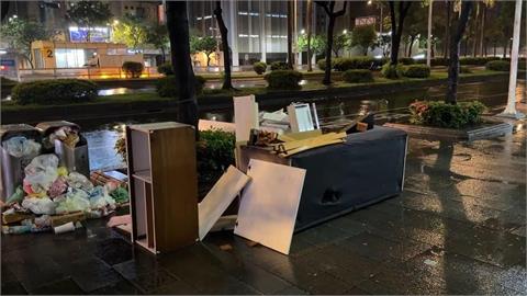 快新聞／飛天凶器？巴威颱風襲台　西門町捷運周邊驚見「廢棄家具、垃圾堆」