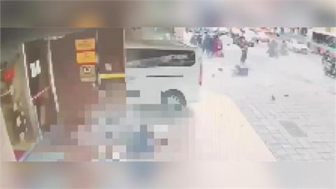 快新聞／門口監視器曝光！三立採訪車撞擊一瞬間　行人如保齡球噴飛倒地