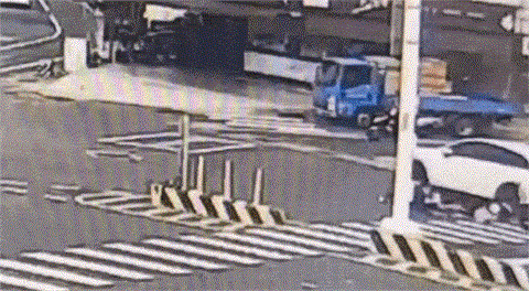 超衰！3騎士等紅燈慘遭撞飛　警察一驗下場慘了...駕駛竟毒駕