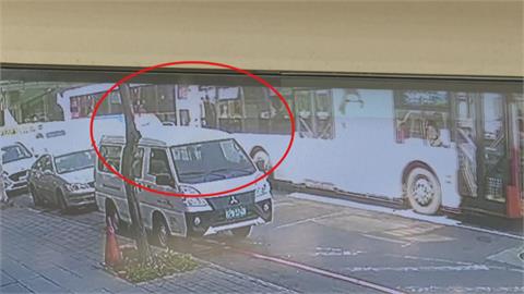 公車撞公車!私下和解沒報警 滿地碎玻璃「散滿車道」