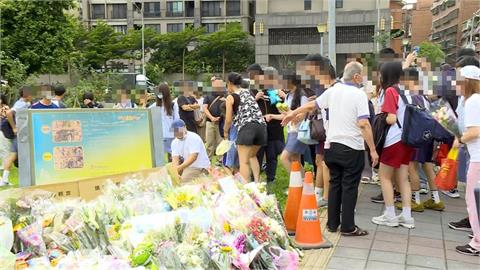 三峽車禍「追思現場大量違停」太諷刺！人行道「滿滿車輛」民眾被迫走車道