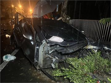 40歲男雨中開車「高屏大橋打滑自撞」當場昏迷！「車頭遭削一半」零件噴飛