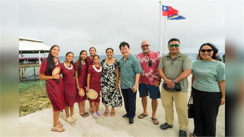 夢幻藍海震撼曝光！林佳龍深入馬紹爾秘境　見證台馬合作成果