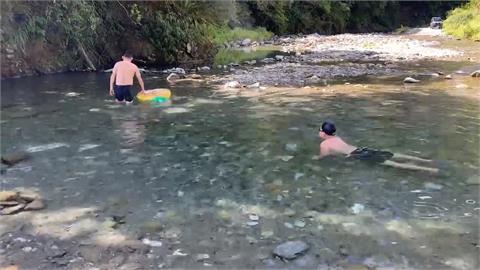 耍帥？男開吉普車硬闖宜蘭武荖坑溪流