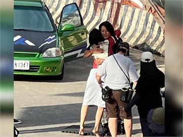 快新聞／「韓哥」在基隆大武崙拍電影！　粉絲捕捉跑車、與女演員擁抱畫面曝光