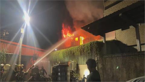 台南中西區公寓大火　2樓婦人喪命、6住戶躲陽台獲救