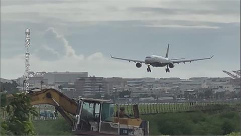 高雄風太強！小港機場飛機升空重飛　市區招牌搖搖欲墜