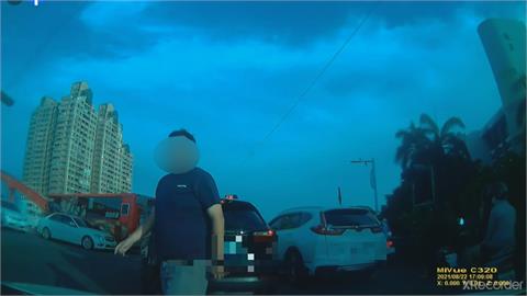 搶車道互不讓 駕駛下車嗆"來喬啊"