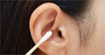 別再用棉花棒挖耳朵！　醫曝「耳屎常變鋼筋混凝土」：請交給專業的來