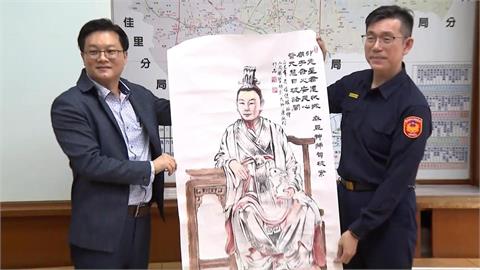 麻豆分局尋回失竊卯兔星君 南市府副秘書長贈畫致謝