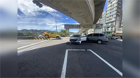 快新聞／新北新店車禍！78歲駕駛誤看號誌闖紅燈　路口撞計程車、小客車