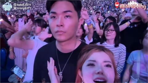 網紅女友泰勒絲演唱會「舉大鑽戒求婚」　韓籍男友淡定表情連路人都傻眼