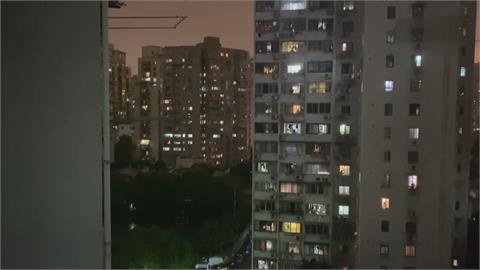 封城一個月餓壞了！　上海市民夜晚敲鍋要物資