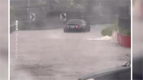 午後豪雨狂炸！積淹水釀車輛拋錨　北市出動抽水機待命