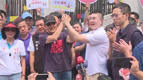 最前線／不畏「死亡之握」？謝國樑緊握馬英九！議員酸：以為能負負得正？