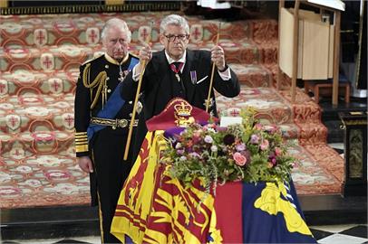女王官務大臣「折斷白杖」　象徵伊莉莎白二世時代結束