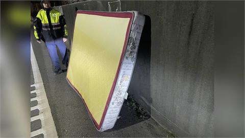 離奇! 彰化路中驚見床墊 送報生騎機車撞上"肋骨斷3根"