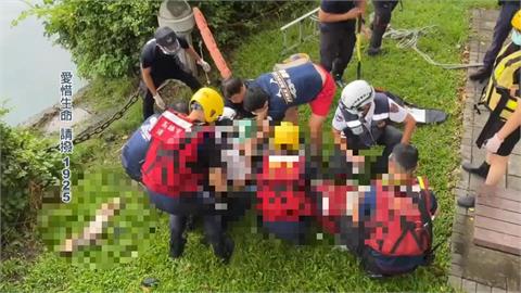 婦人牽狗溺水愛河漂流！　獲救不幸「人狗雙亡」