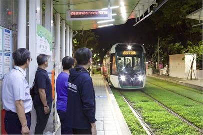 高雄輕軌末班車延後半小時  首日運量逼近4萬人次