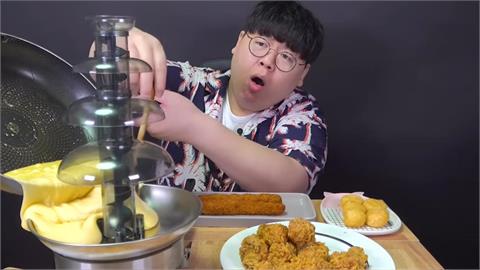 直播主吃火鍋「險被噴泉甩臉」！無助畫面曝網笑瘋：荒謬到像AI