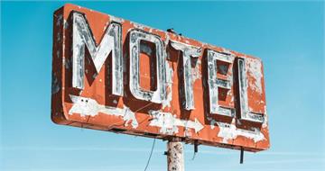 半夜3點被迫退房！女子遭摩鐵要求「男友回來陪睡」　崩潰過程曝