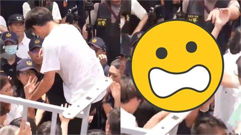 黃國昌翻鐵柵突倒警察群「人肉衝浪」！警扛不住「老師整尊落地」他急抓麥開罵了