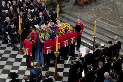 伊莉莎白二世安葬　長眠喬治六世紀念禮拜堂伴菲利普親王