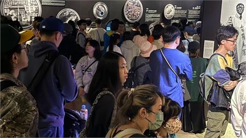 快新聞／轉型正義持續！中正紀念堂「自由花蕊」特展現人潮　文化部長：想哭就哭吧