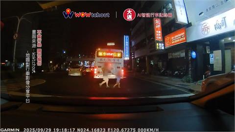 不良身教！婦牽男童「違規穿越車陣」　險遭外送員撞上