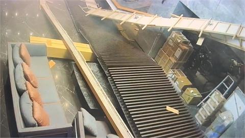 高雄大樓天花版整片掉落　保全急躲桌下角落僅輕傷
