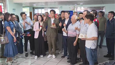 快新聞／沈伯洋選台北市長「包中」！機車公會送菜頭、粽子、包子齊喊：凍蒜