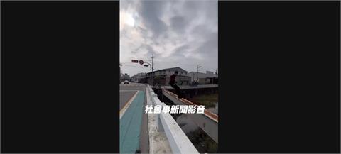 快新聞／台中清水排水溝玩命跑酷！男子橫跨道路奮力一躍　驚悚畫面全曝光